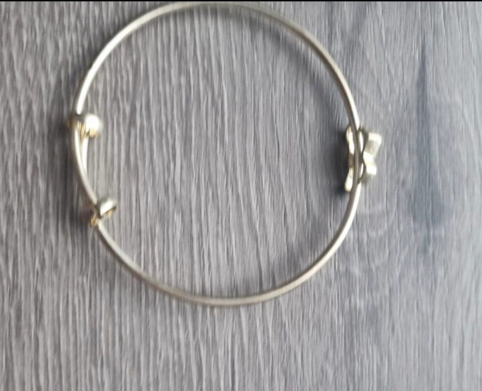 Bracelet bangle ajustable argenté avec nœud / détail bouton – photo 4